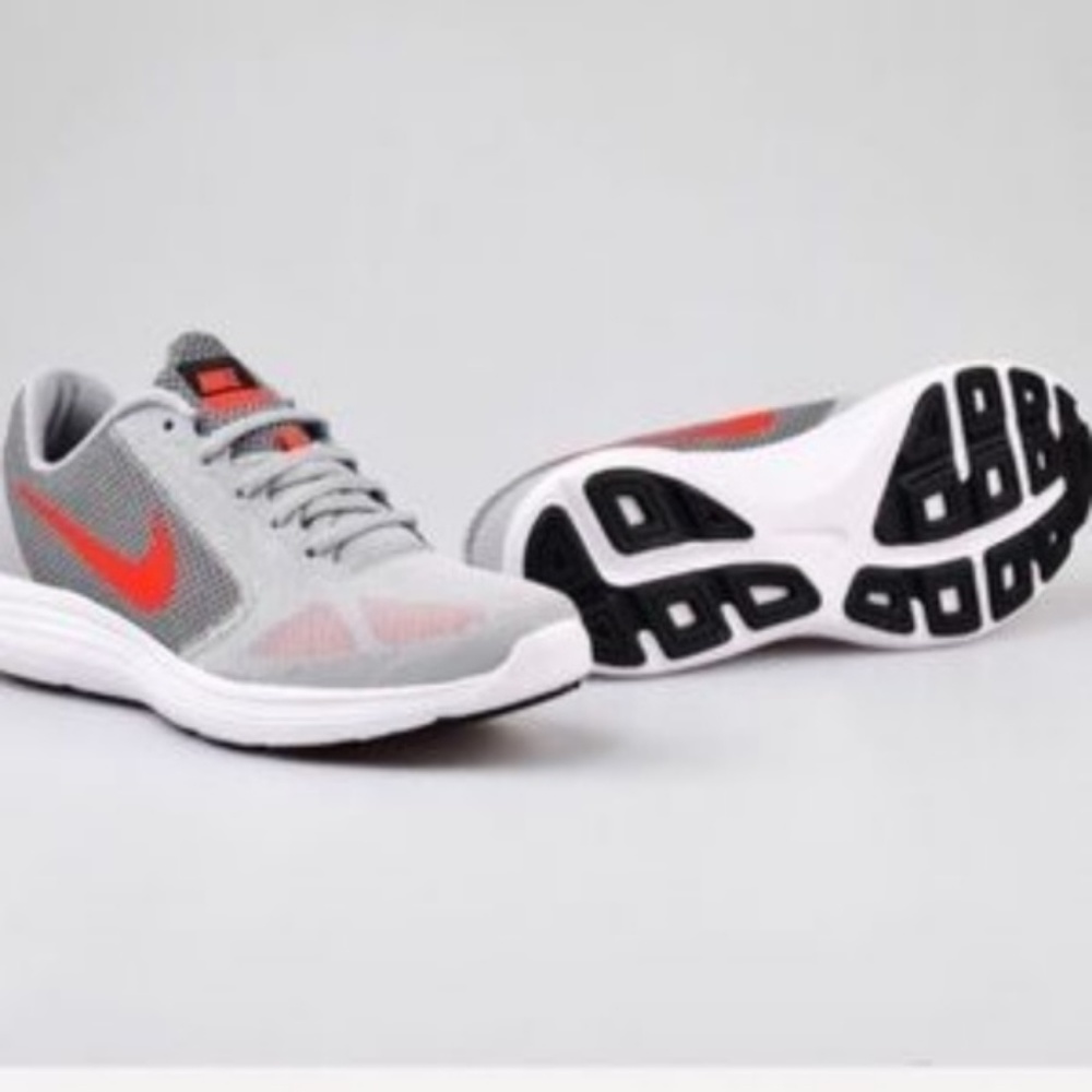 NWT Nike Women Revolution 3 Running